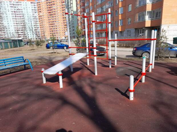 Детскую площадку на Русанова починили