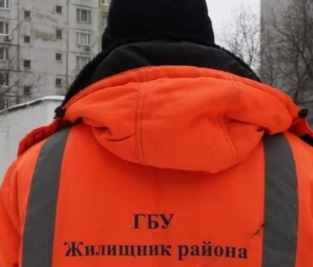 Коммунальщики починили скамейку на Дыбенко