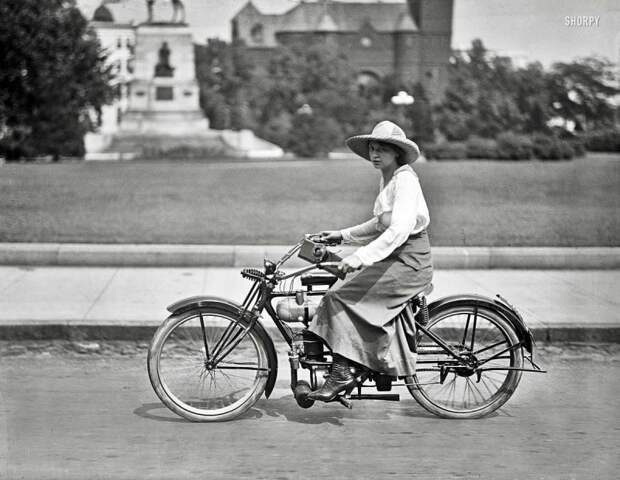 Девушка на мопеде (Вашингтон, 1918 год) авто, мото, мотоцикл, мотоциклы, олдтаймер, ретро техника, ретро фото, фото