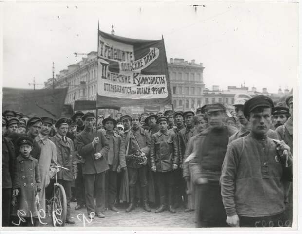 Коммунисты перед отправкой на Польский фронт. 1920 год. Фото © Wikipedia