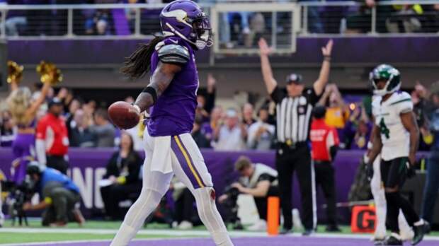 Alexander Mattison scoring a touchdown