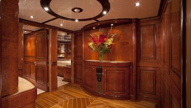 Внутренние помещения судна обшиты панелями из натуральной древесины.