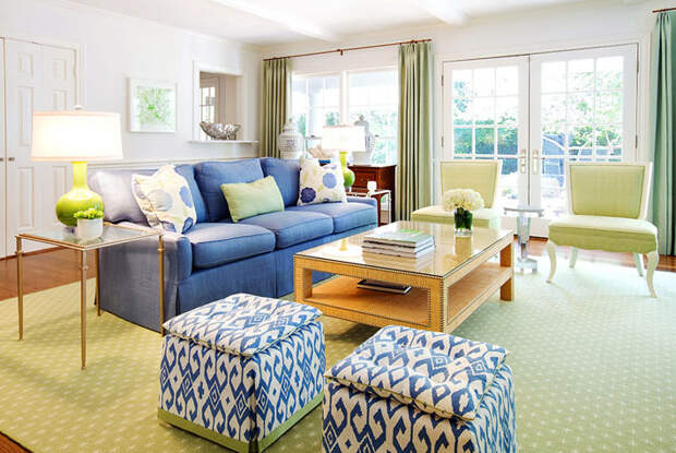 красивая гостиная комната с синим диваном