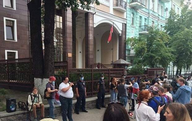 В Киеве у посольства Белоруссии собираются люди