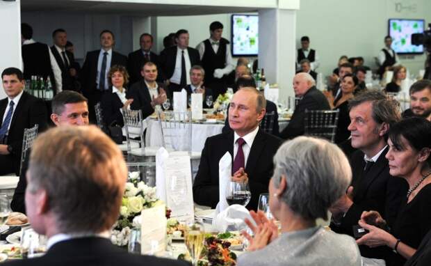 Майкл Флинн (справа от Владимира Путина) на праздновании 10-летия начала вещания телекомпании RTTV – Russia Today. Декабрь 2015 года