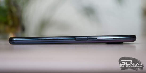 Xiaomi POCO X3 Pro, правая грань: клавиша регулировки громкости и клавиша включения/блокировки с вписанным в нее сканером отпечатков пальцев