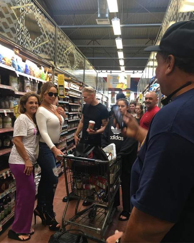 Груди-ананасы Мэрайи Кэри всполошили покупателей супермаркета