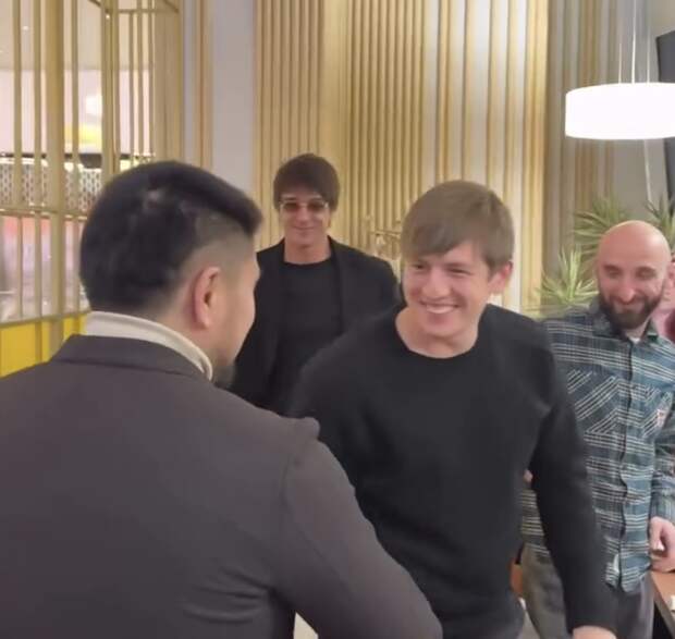 Соведущий Сабурова Алексей Щербаков признался, что прилетел в Казахстан к другу