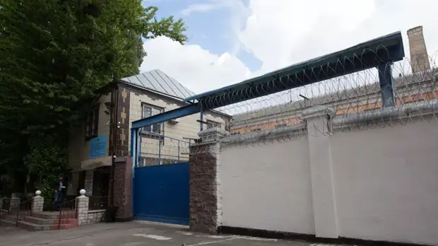 Заключённым на Украине разрешили пользоваться телефоном и интернетом