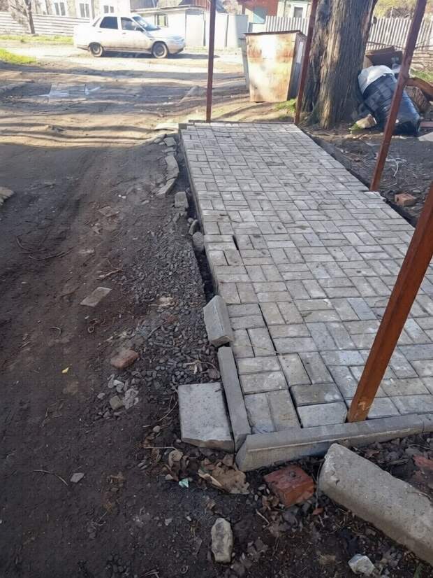 На втором микрорайоне Тореза, у дома №32, неизвестные растащили бордюр с недавно