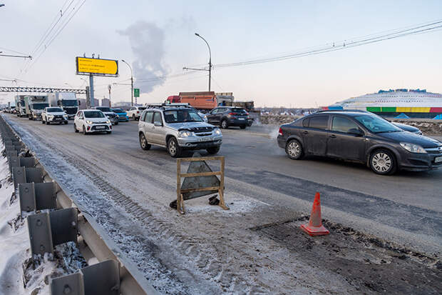 Новые дорожные знаки установили на Димитровском мосту Новосибирска