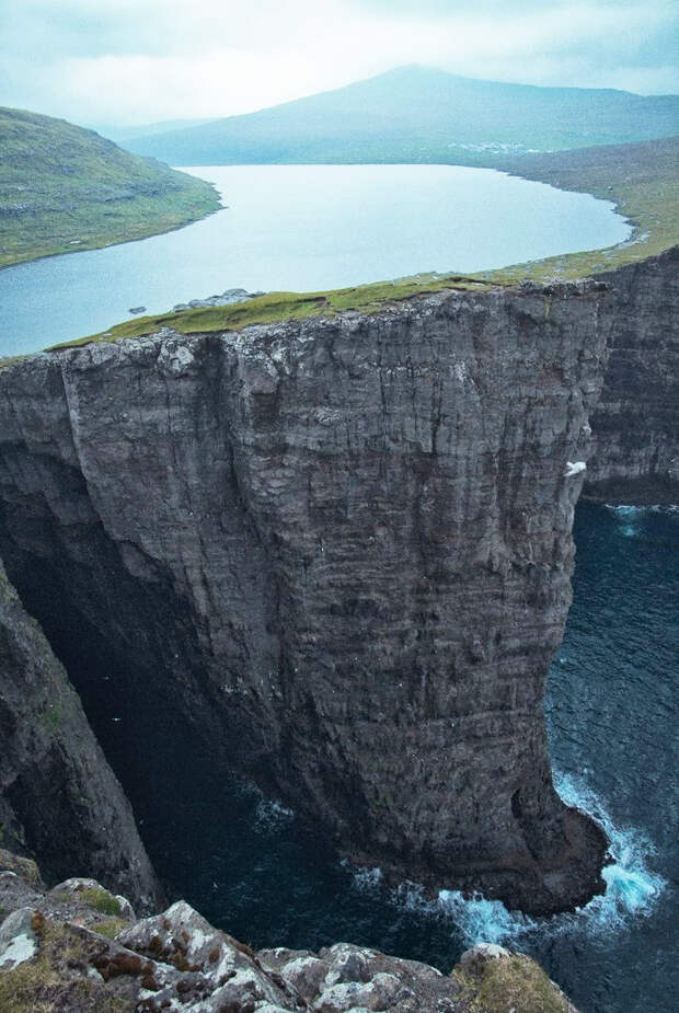 Озеро на Фарерских островах, путешественники зовут его «озеро над океаном»… красивые места, красота, невероятные места, фото