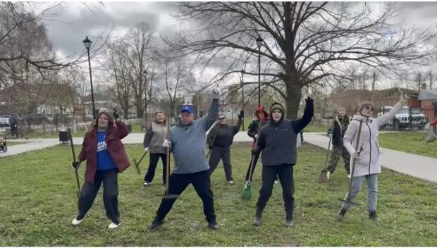 В Касимове глава округа Иван Бахилов станцевал с граблями на субботнике