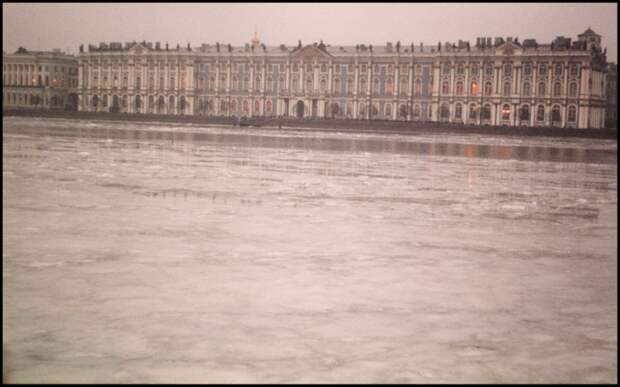 Зимний дворец через Неву. СССР, Ленинград, 1985 год.