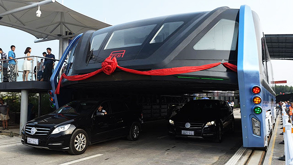 Китайский автобус-тоннель нашли заброшенным в ангаре