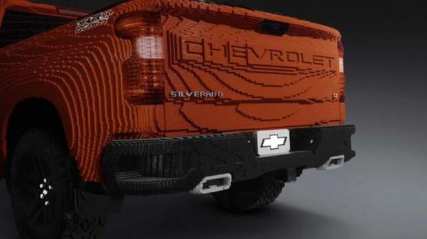 Полноразмерный пикап Chevrolet Silverado из деталей Lego