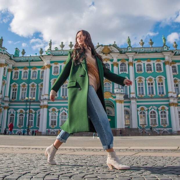 Как одеваются 32-летняя Погребняк и другие жены российских футболистов