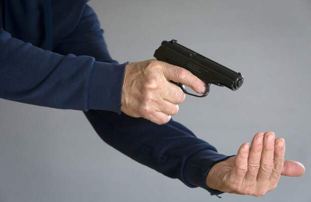 В российском регионе двух человек расстреляли во дворе жилого дома