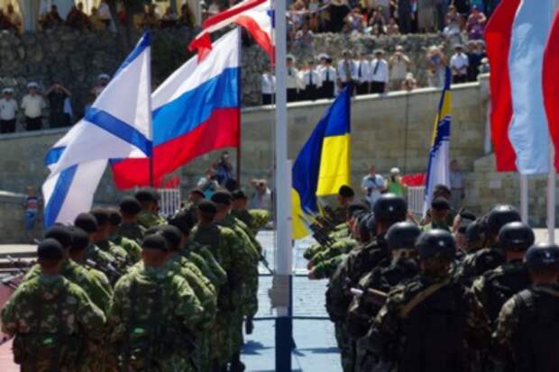 Генеральная репетиция парада ко Дню ВМФ России и Дню Флота Украины в Севастополе 26 июля 2013 года. 