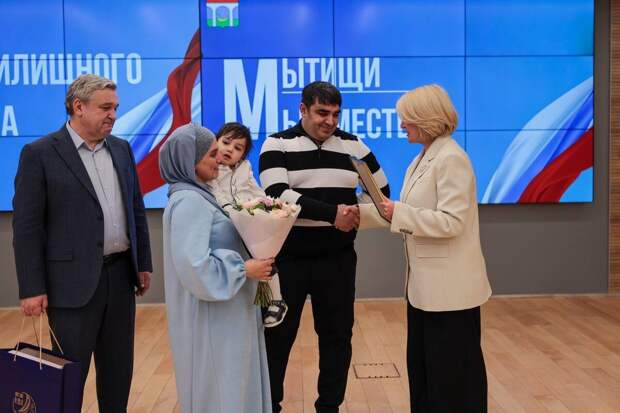 Небедной игранте Тахмине бесплатная квартира нужнее? Фото: администрации Мытищ.