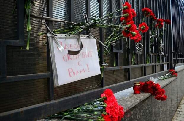 Несмотря на угрозы нацистов, одесситы снова принесли цветы к консульству России