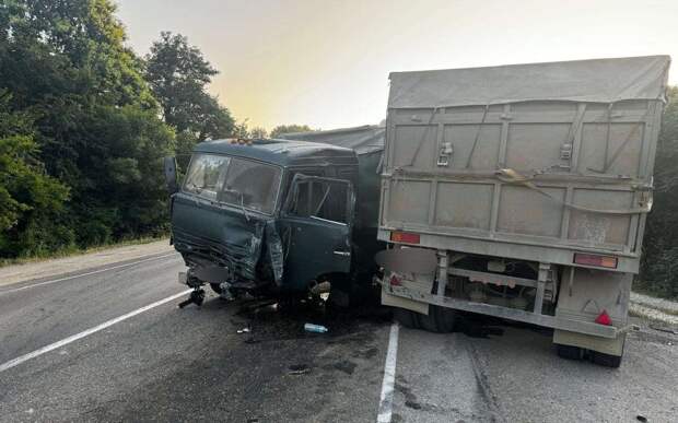 Водитель и 9-летний пассажир кроссовера погибли в ДТП с участием двух КАМАЗов