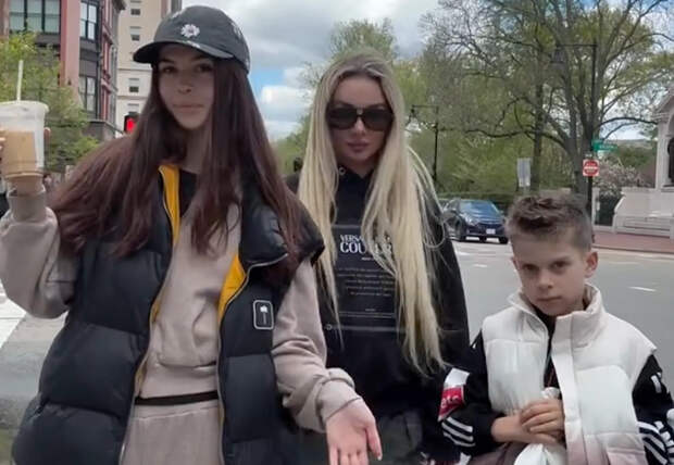 Анна Седокова воссоединилась с тремя детьми в США