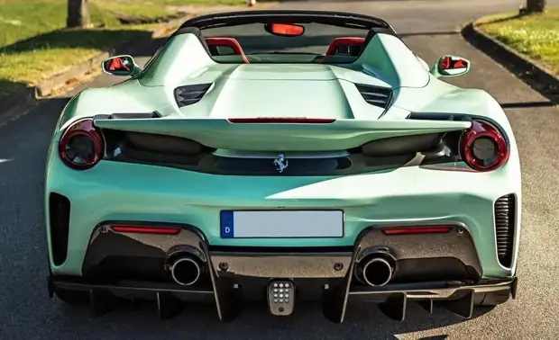 Ferrari 488 Pista Spider посвятили спорткару Стирлинга Мосса