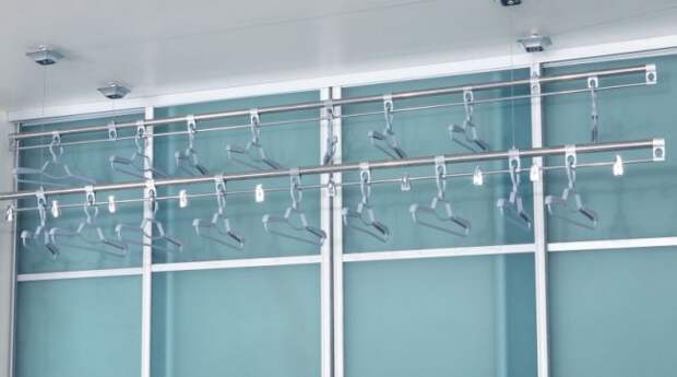 Разноуровневые стационарные системы с плечиками на роликах для сушки белья под потолком