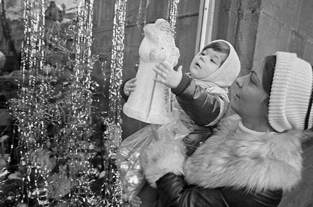 Мама с дочкой выбирают игрушку — Деда Мороза. СССР. 1981 год СССР, детство, ностальгия, подборка