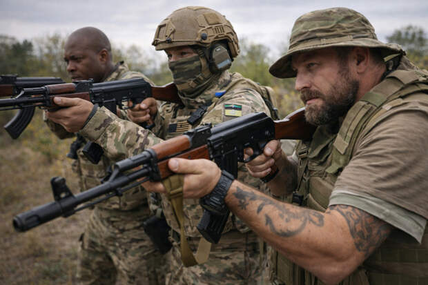 Иностранные наемники ВСУ выбирают автоматы Калашникова