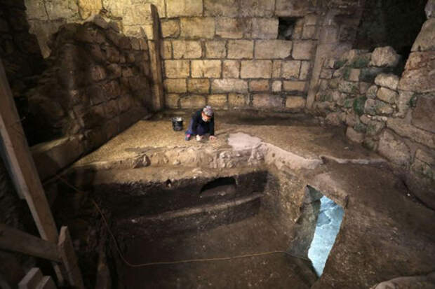 Техила Садиэль, археолог Управления древностей Израиля, работает над раскопками подземной системы, высеченной в скале под 1400-летним зданием у Западной стены в Старом Иерусалиме, 19 мая 2020 года.