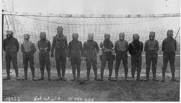 5.jpg Футбольная команда британских солдат в противогазах, 1916.