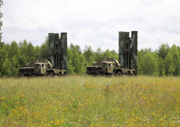 Расчеты зенитных ракетных систем С-400 «Триумф» ЦВО отразили авиаудар условного противника в Самарской области