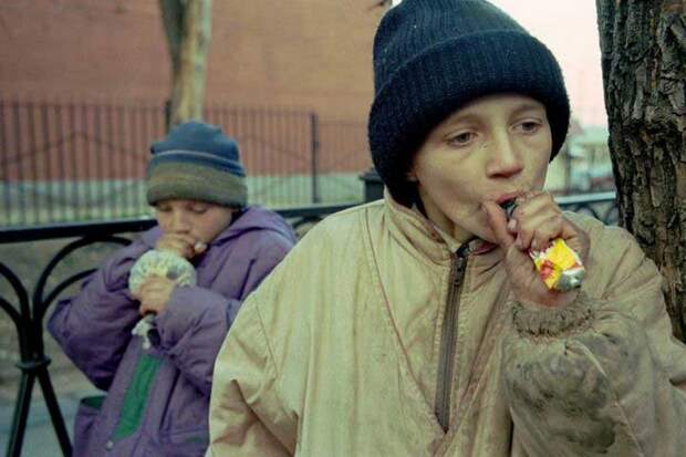 Дети–беспризорники употребляют клей «Момент», Россия, 1990–е. было, история, фото