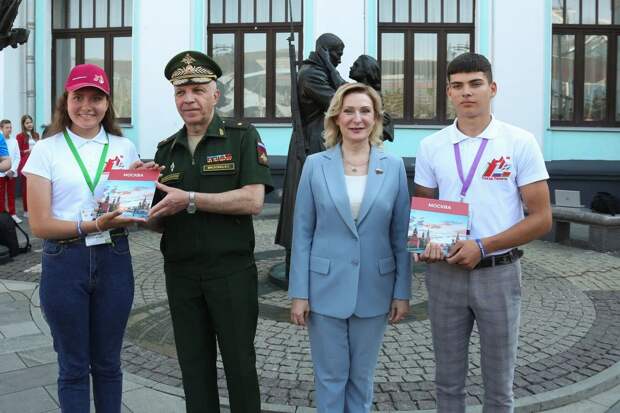 Сенатор Святенко: Знакомство с памятными местами Москвы должно стать частью патриотического воспитания. Фото предоставлено пресс-службой СФ