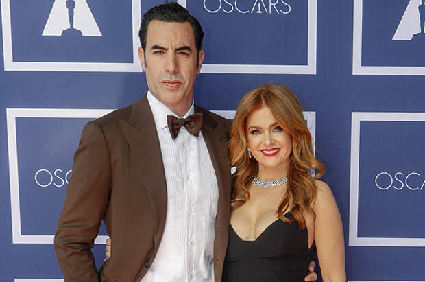 Оскар-2021: Саша Барон Коэн и Айла Фишер на красной дорожке