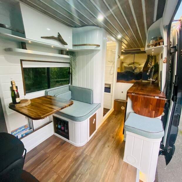 Крутой туристический  Mercedes-Benz Sprinter с ванной комнатой, террасой на крыше и гамаками