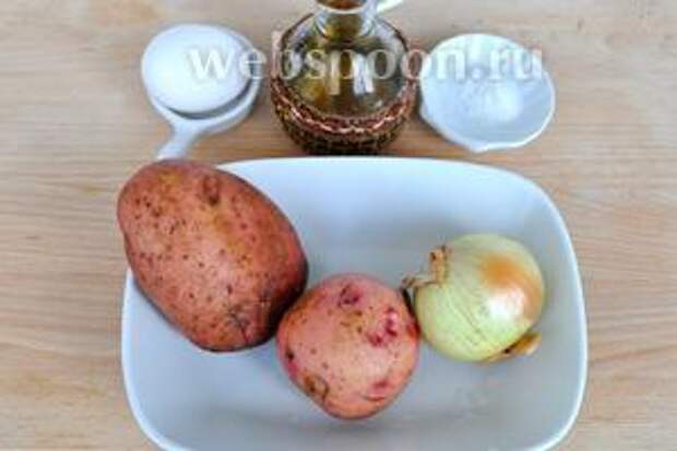 Для драников потребуется — картофель, луковица среднего размера, соль по вкусу, яйцо и масло растительное для жарки.