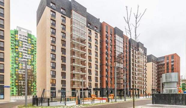 Жители трех старых домов начали переселяться в ЖК по программе реновации на улице Лобачевского