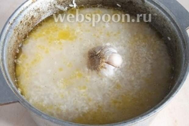 Залейте рис водой на фалангу пальца. Посолите по вкусу. Готовьте под крышкой на медленном огне от 20-30 минут в зависимости от сортов риса, который вы используете. 