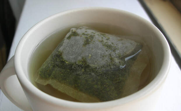 Зеленый чай Результаты последних исследователей однозначно доказывают пользу зеленого чая для нашего тела. Помимо антиоксидантов, этот напиток богат фластоидами, постоянное употребление которых увеличивает скорость метаболизма на целых 5%. Главное, не нужно разбавлять полезный напиток сахаром — так никакого метаболизма не напасешься.
