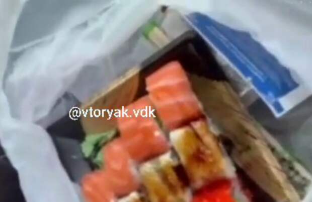 "Чуть глаз не выпал": жительница Владивостока купила суши и обомлела - видео