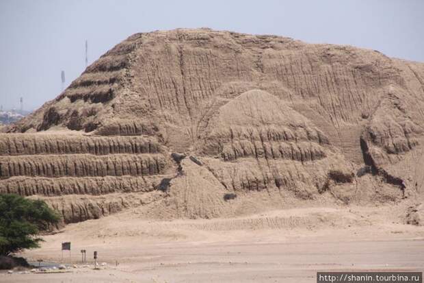 Пирамида Уака-дель-Соль. Источник https://rgdn.info/piramidy_mira_chast_25__uaka-del-sol_piramida_solnca_v_peru