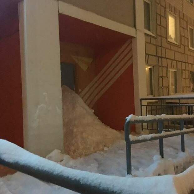4 февраля в Видном жители закопали вход в офис управляющей компании москва, санкт-петербург, смоленск, снег, уборка снега, управляющая компания, ярославль