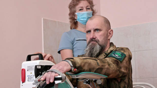 Помощь бойцу в Алтайском краевом госпитале для ветеранов войн / Фото: правительство Алтайского края