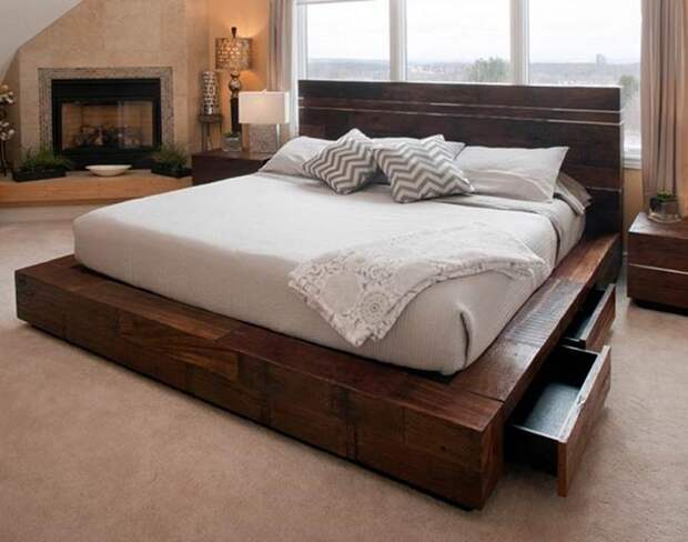 Отличный дизайн спальной с красивой и практичной кроватью на деревянной платформе.