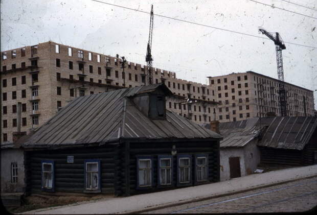 На фотографии снято возведение дома, который называется сейчас «Сталинка». 