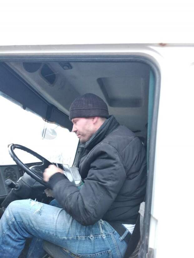 Аааа, влип очкарик! В Петербурге водитель самосвала сбрасывал мусор на обочину и застрял авто, быдло, грузовик, карма, мусор, свалка