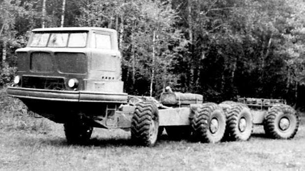 Шасси ЗИЛ-135К с округлой пластиковой кабиной над двигателем. 1960 год  история, ссср, факты